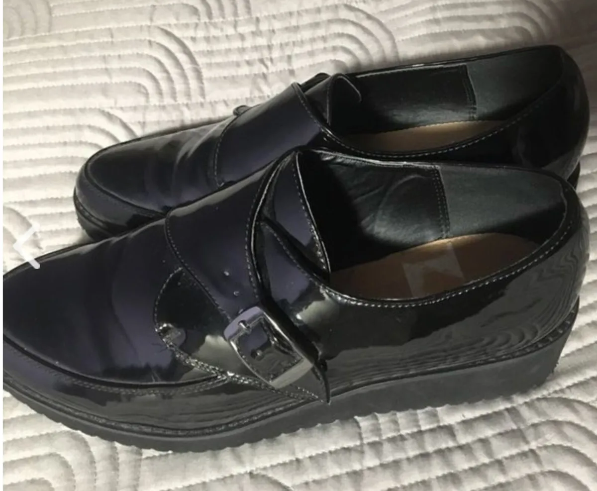 Black patent shoes - Size 7 - Image 1