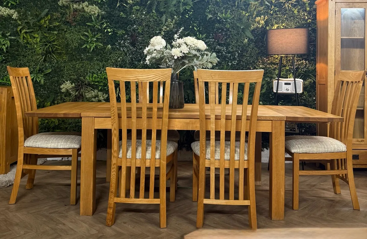 Extending oak kitchen table & 6 chairs - Image 2