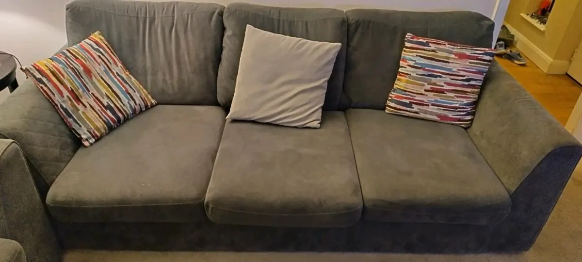 Couch 3 seater and 2 seater - Image 4