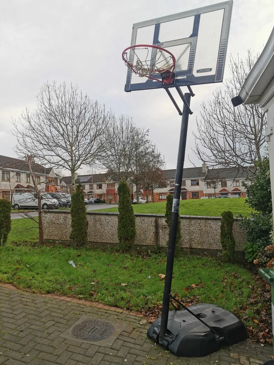 "Free"Basketball stand - Image 1