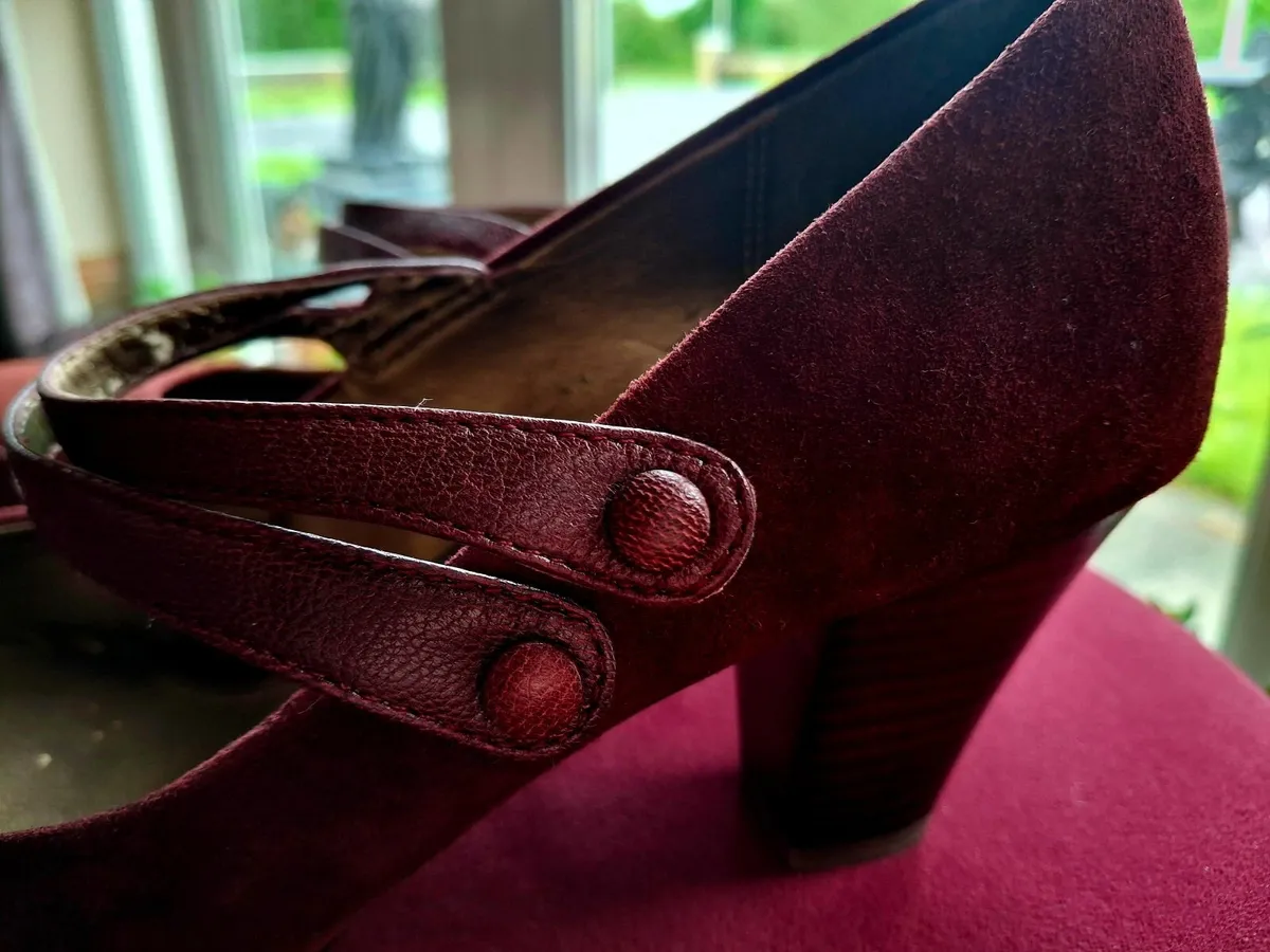 Elegant Clarks Burgundy Suede Block Heels ... - Image 3