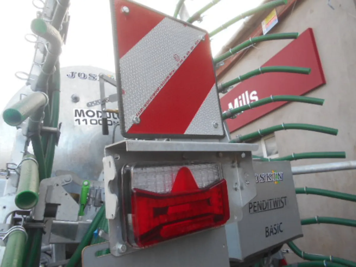 JOSKIN 11000L (2500g) TANKER & 7.5m BOOM: 11016387 - Image 4