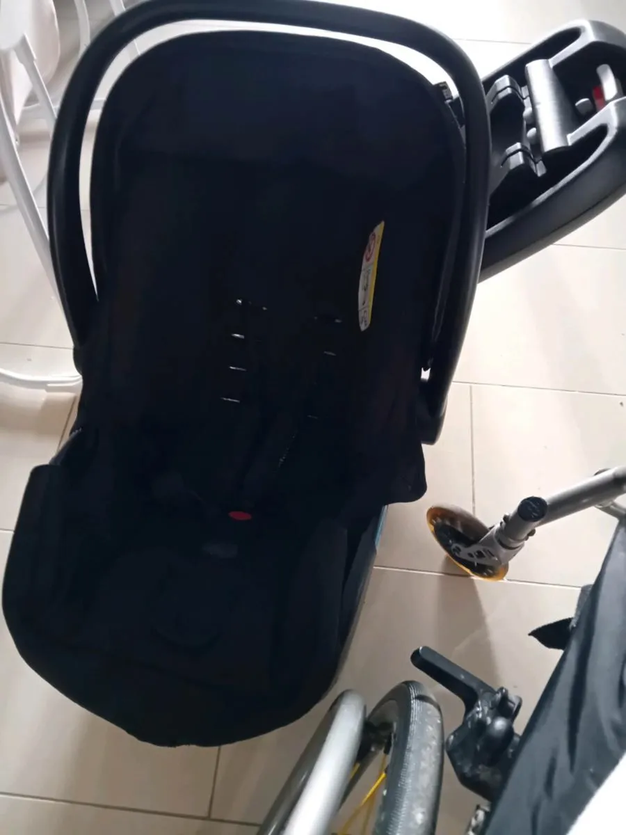 Baby car seat with the base - Image 1