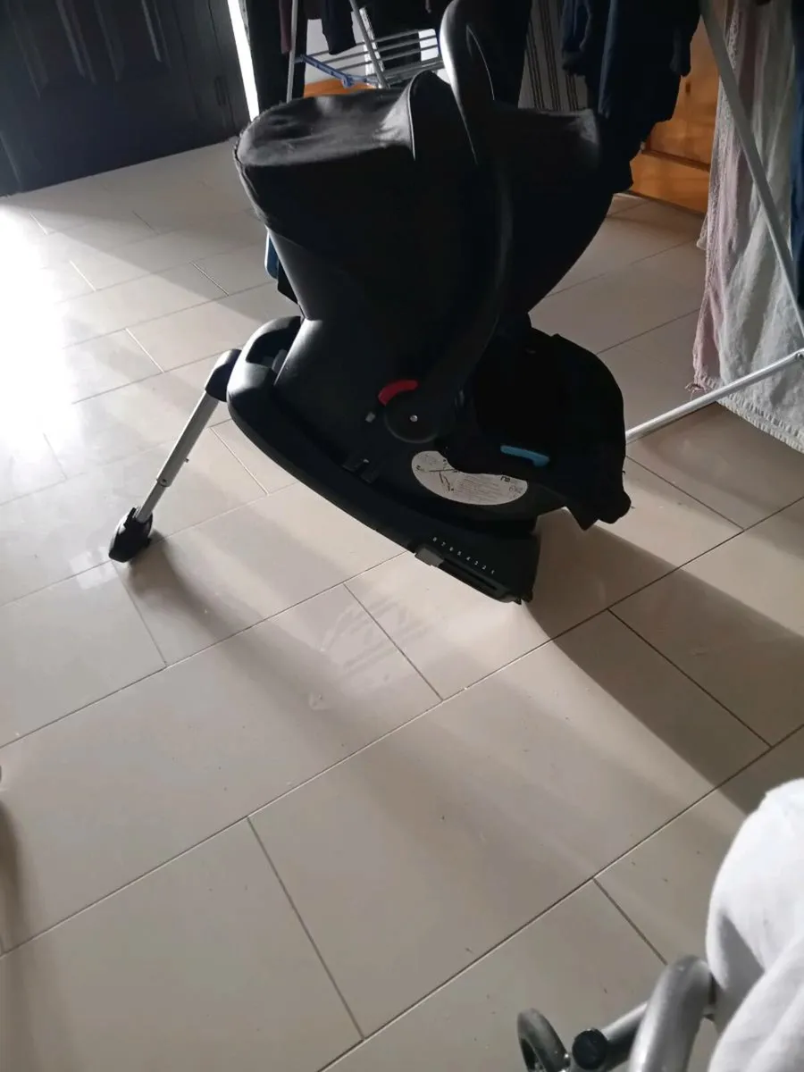 Baby car seat with the base - Image 2