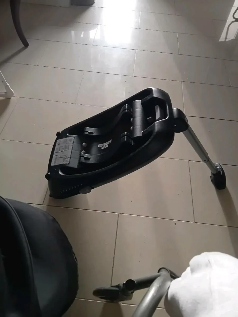 Baby car seat with the base - Image 3
