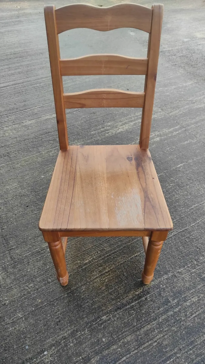 Table and Chairs - Image 4