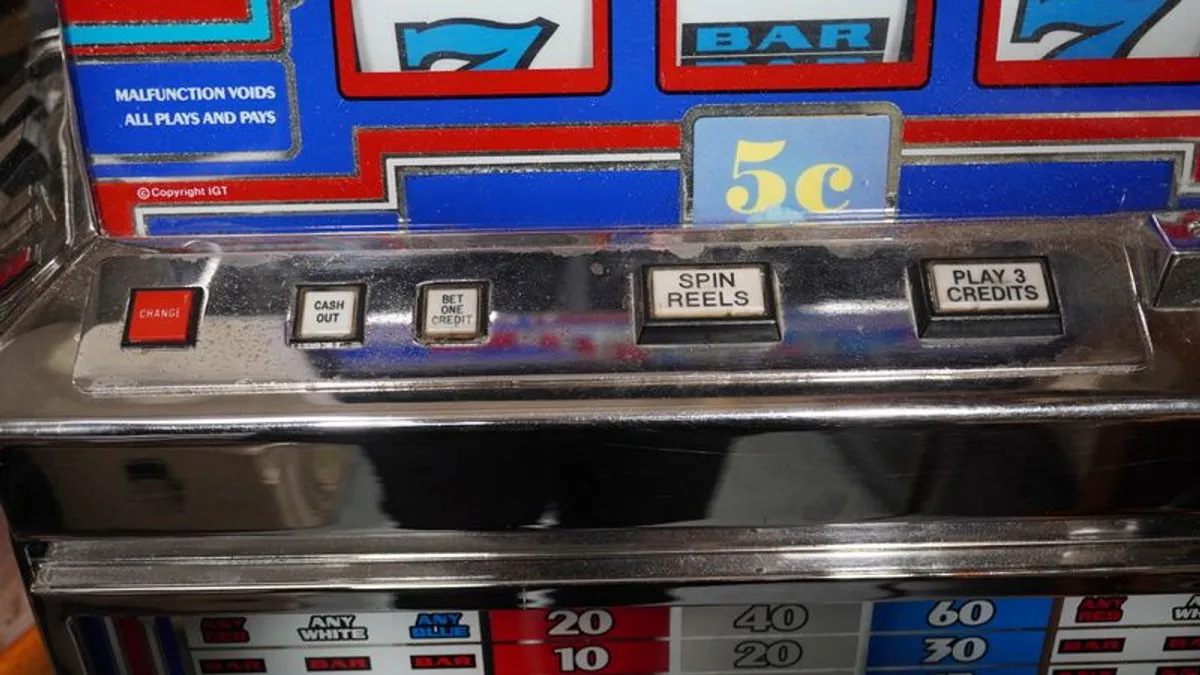 Vintage Slot Machine - Image 4