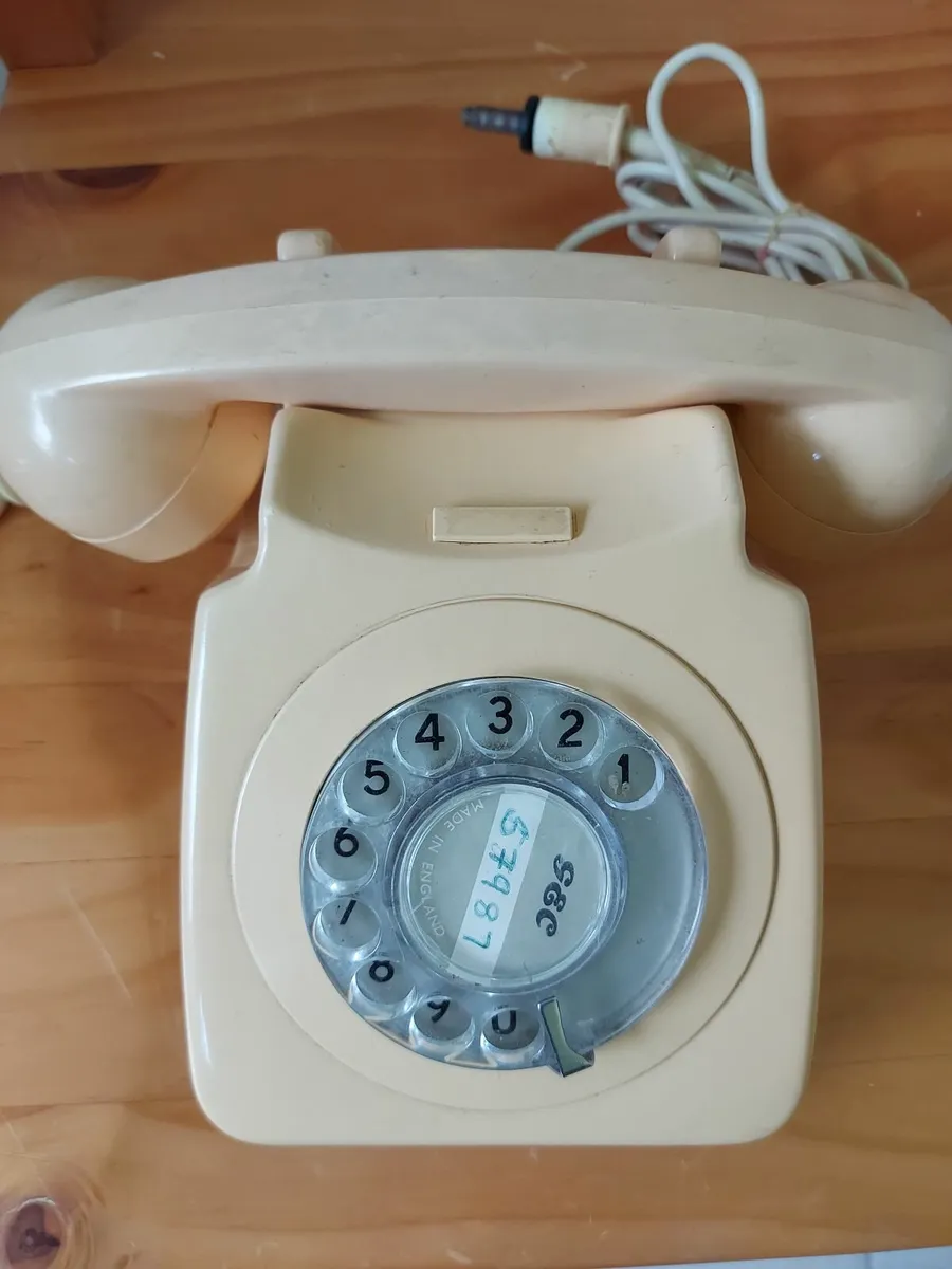 TRADITIONAL Dial Telephone in very good condition - Image 1