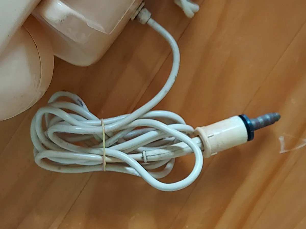 TRADITIONAL Dial Telephone in very good condition - Image 3