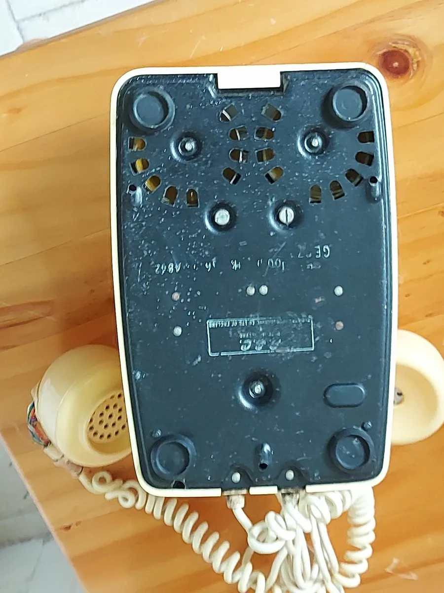 TRADITIONAL Dial Telephone in very good condition - Image 4