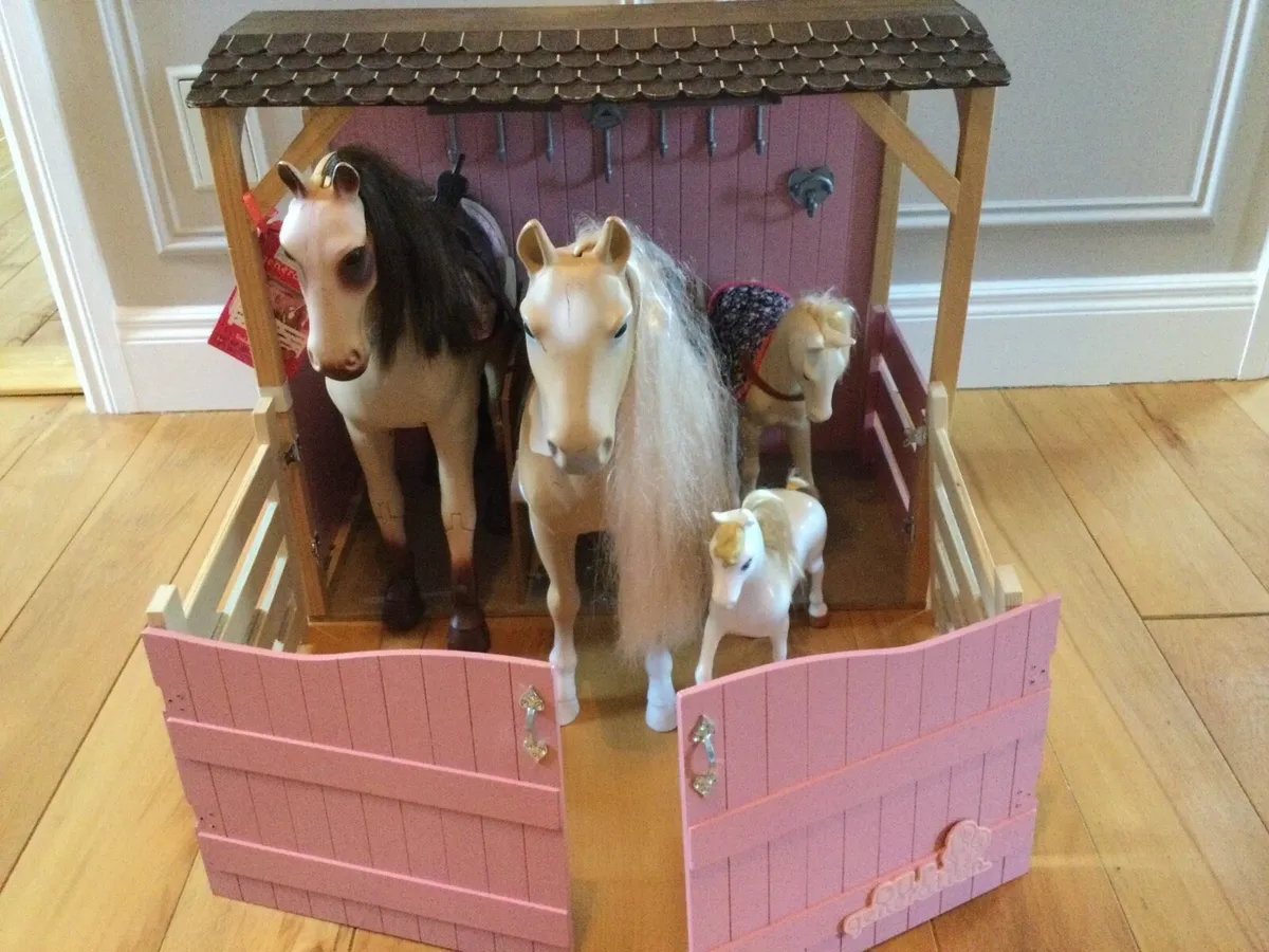 Kids toy horses and stables - Image 1