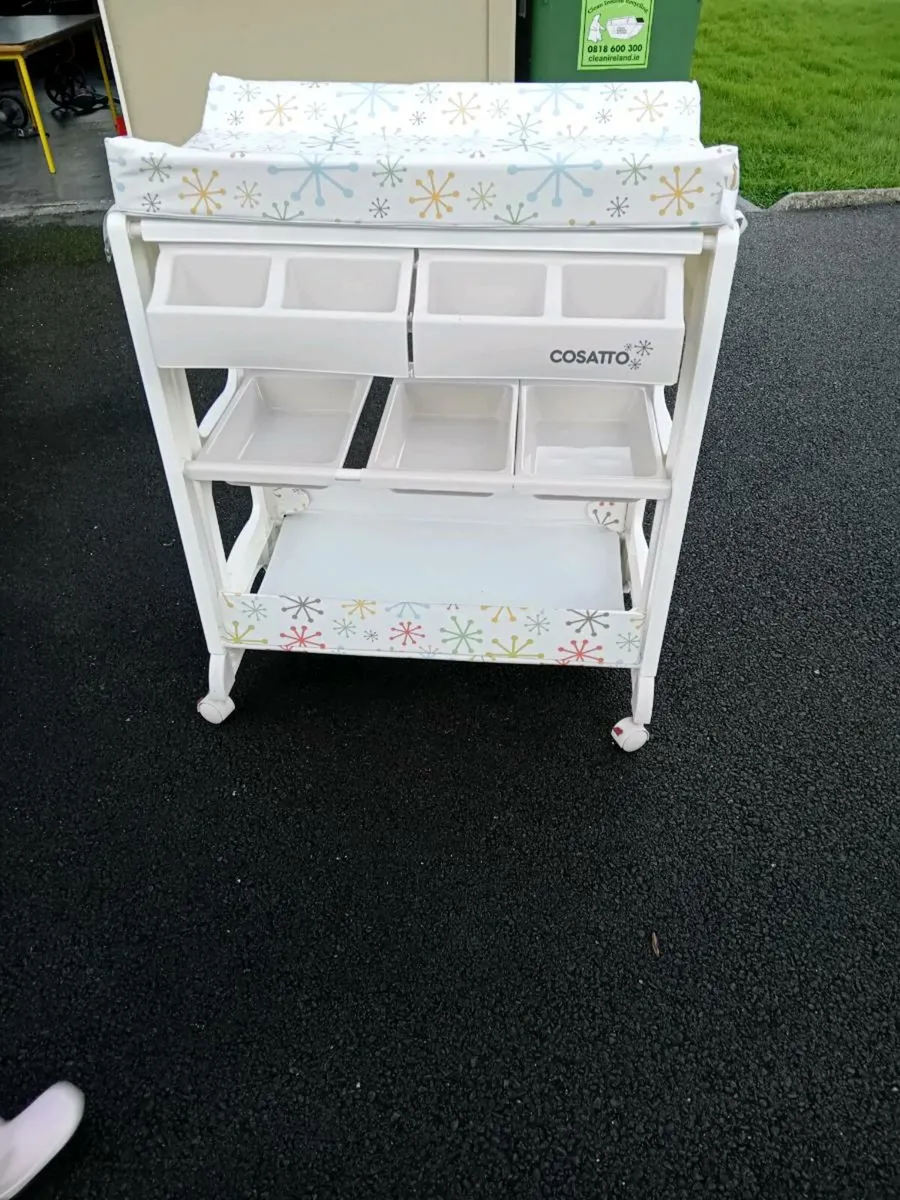 Baby changing table - Image 1