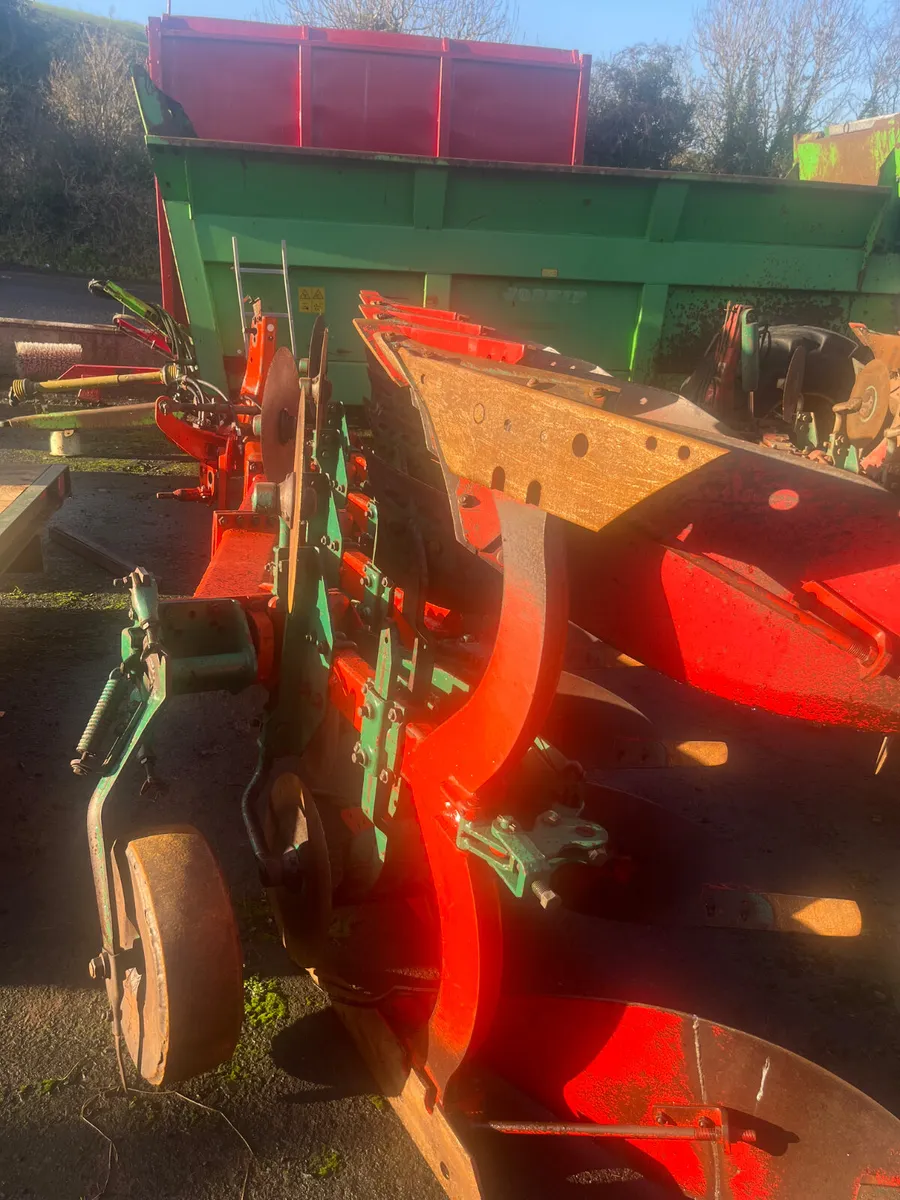 Used 4F E160 14” Kverneland Reversible Plough - Image 4