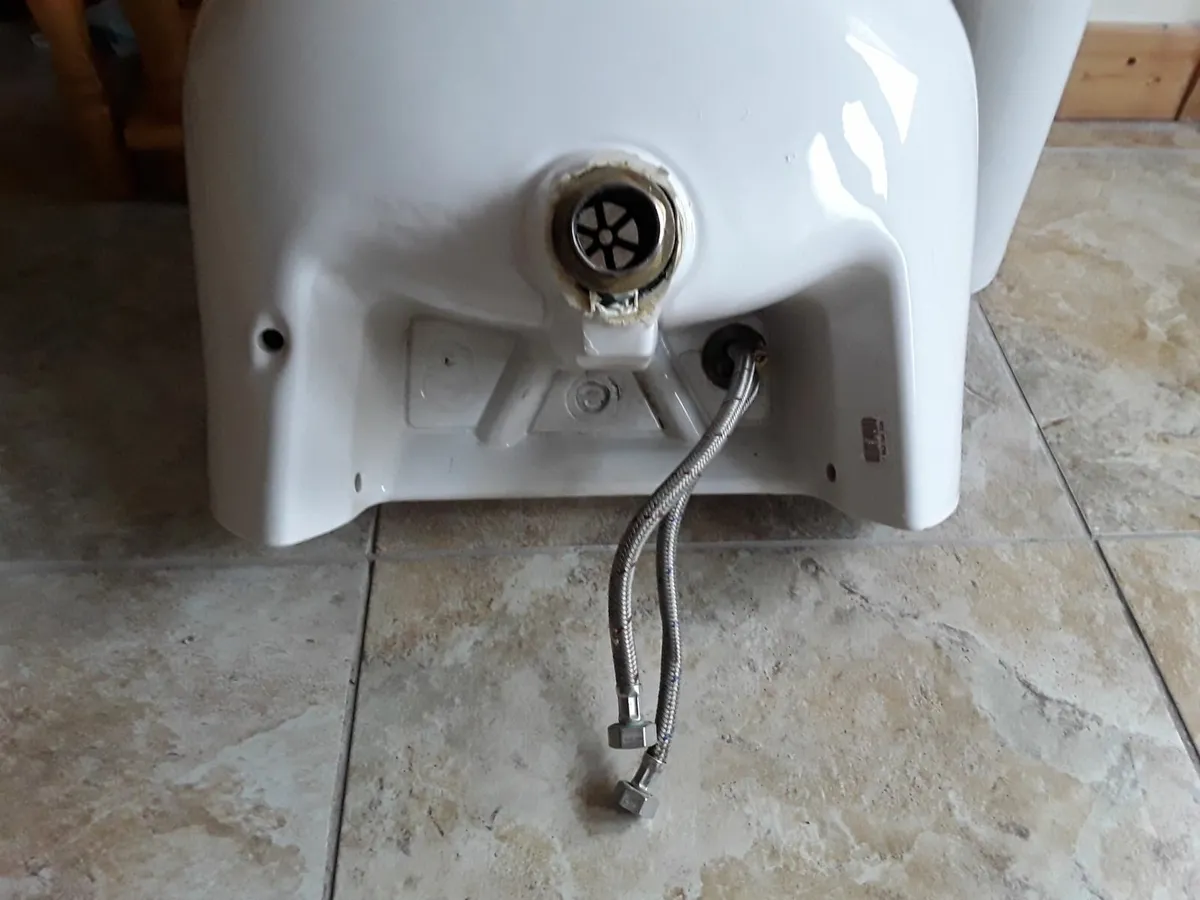 Sink  pedestal taps perfect condition - Image 4