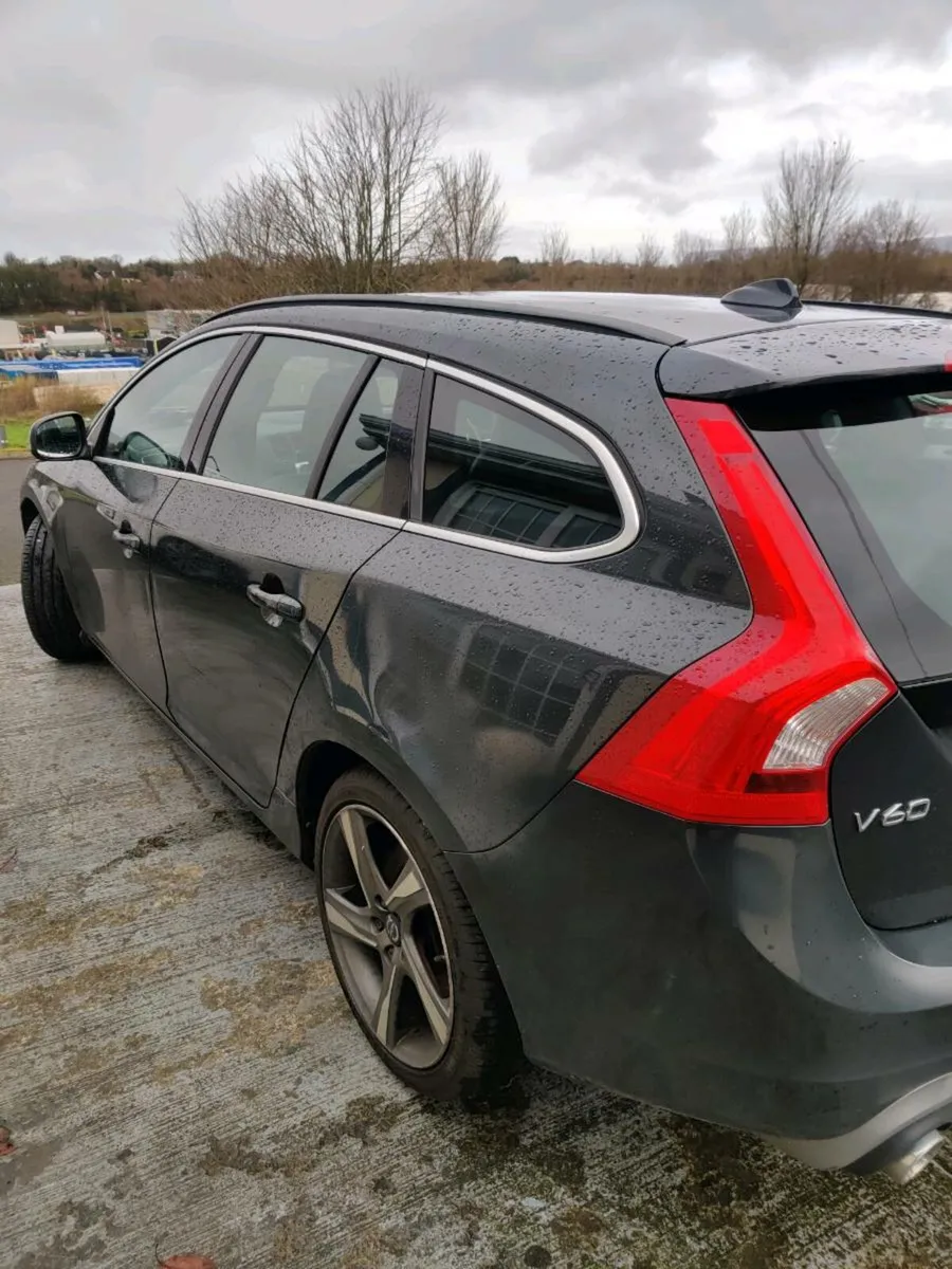 2016 Volvo V 60 R design.  €8500 ono - Image 4