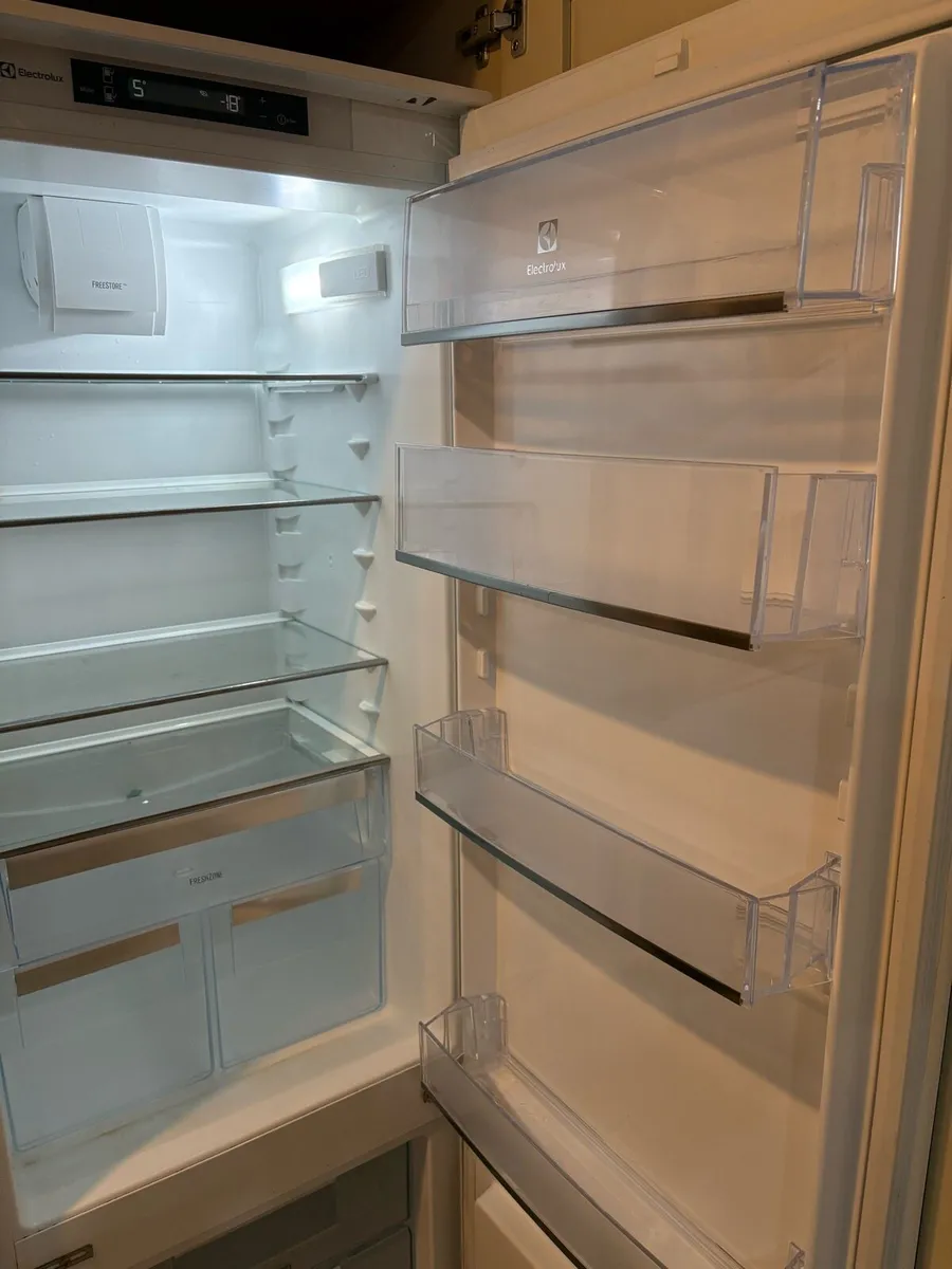 Fridge/Freezer integrated 70/30 + Dishwasher - Image 1