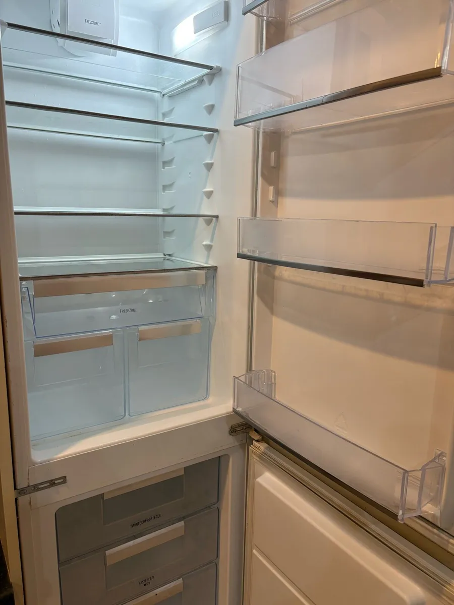 Fridge/Freezer integrated 70/30 + Dishwasher - Image 2