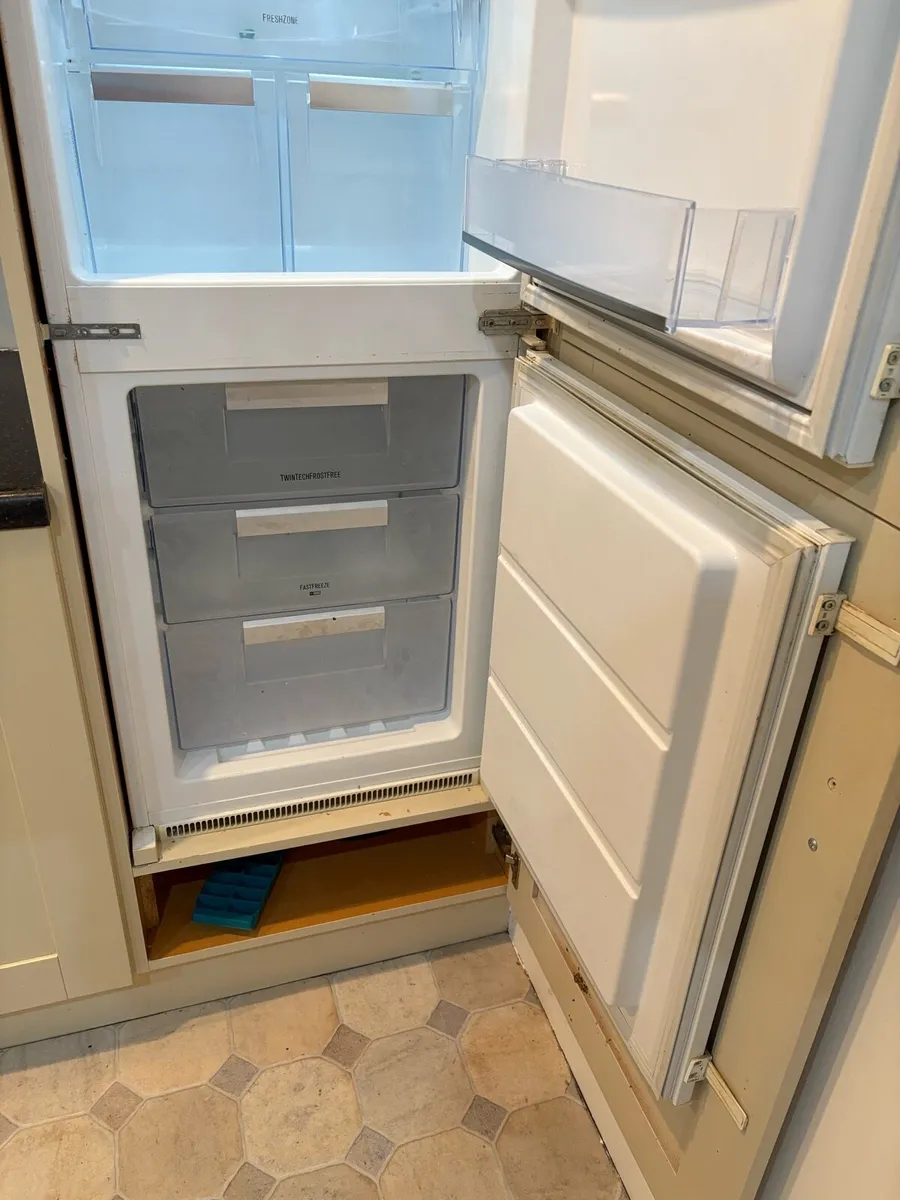 Fridge/Freezer integrated 70/30 + Dishwasher - Image 3