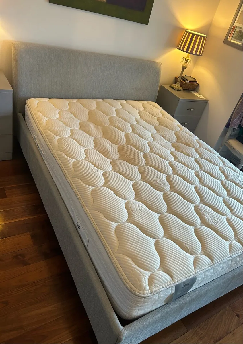 King size bed - Image 1