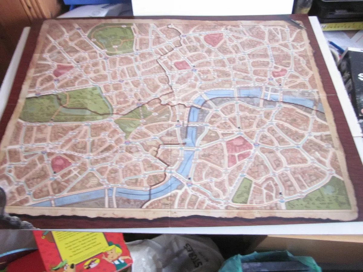 Scotland Yard Sherlock Homes Edition Board Game - Image 3