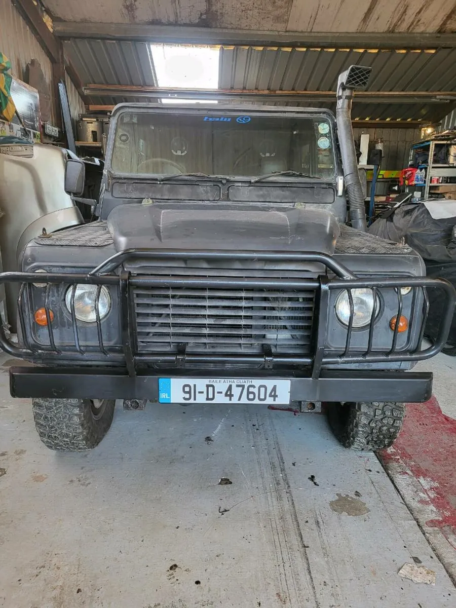 Land rover defender 4x4 off road - Image 2