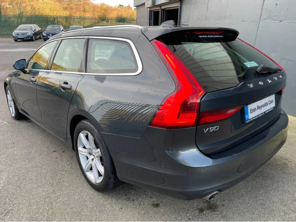 Volvo V90 2.0 D4 MOMENTUM AUTO 187HP ESTATE VERY G - Image 4