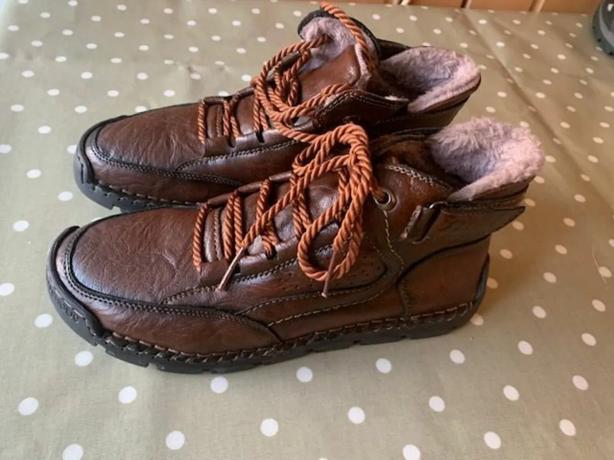 Size 6.5 shoes. - Image 1