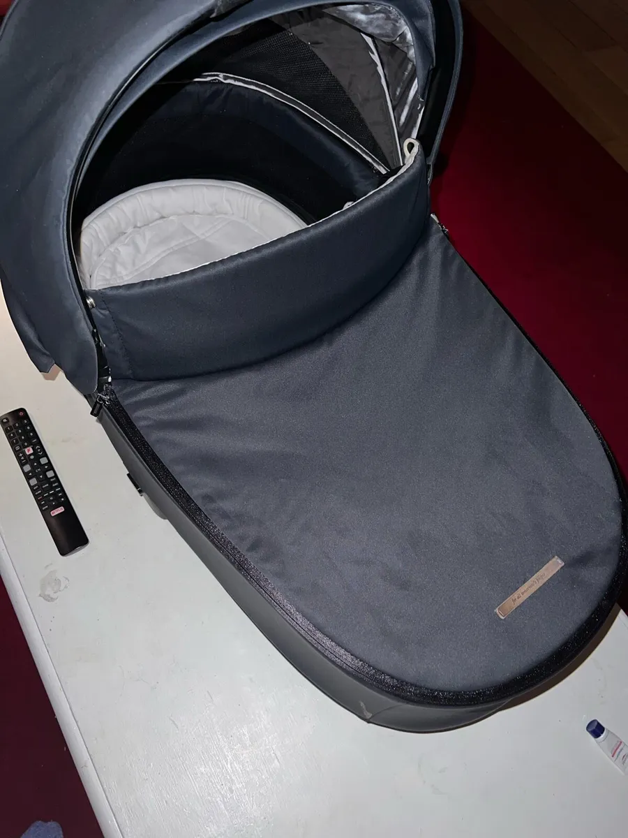 Cybex Priam Lux cot Bassinet - Image 1