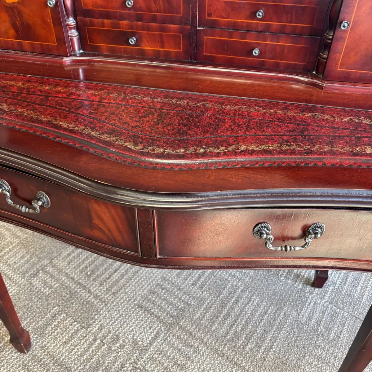Beautiful mahogany ladies writing desk. Red leathe - Image 2