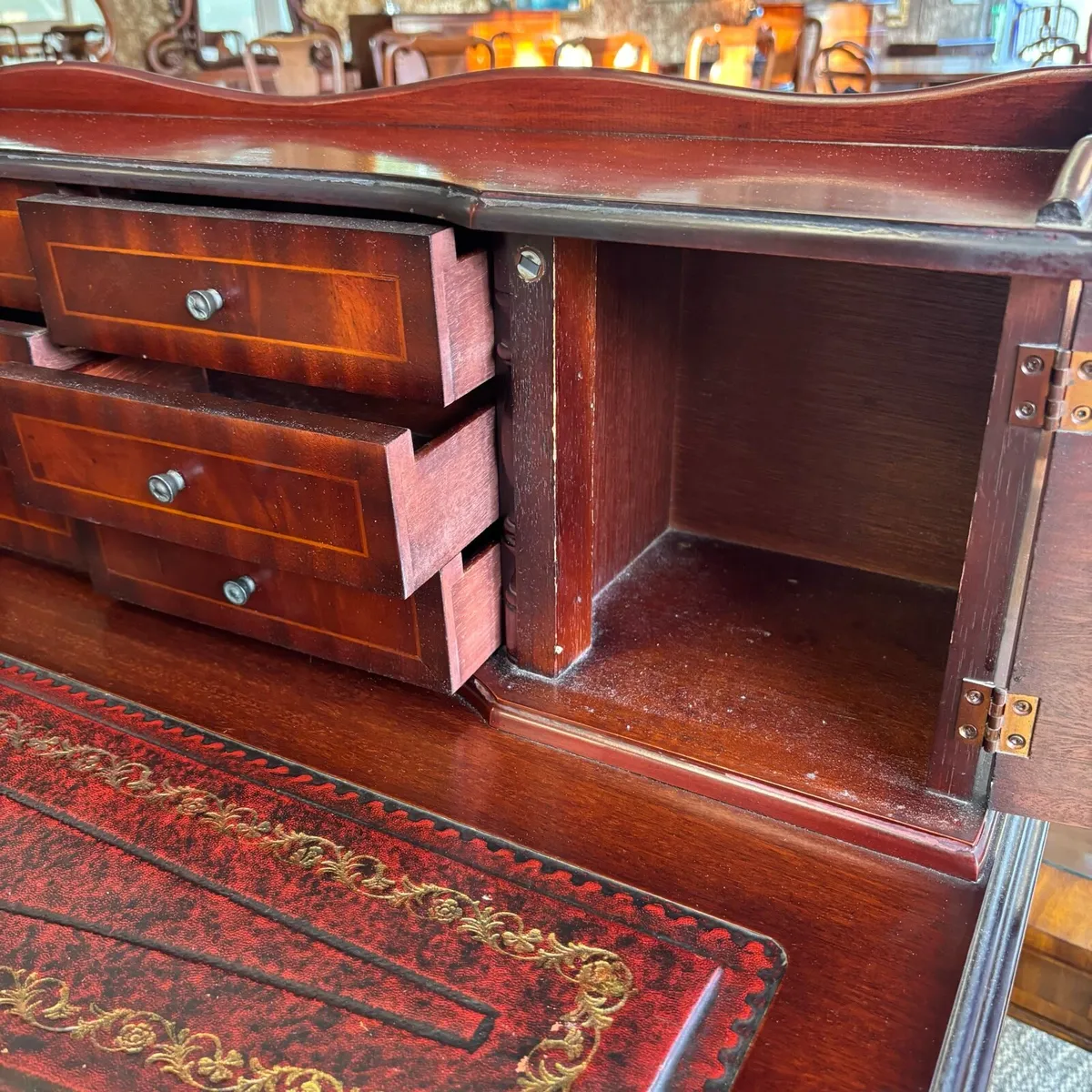 Beautiful mahogany ladies writing desk. Red leathe - Image 3