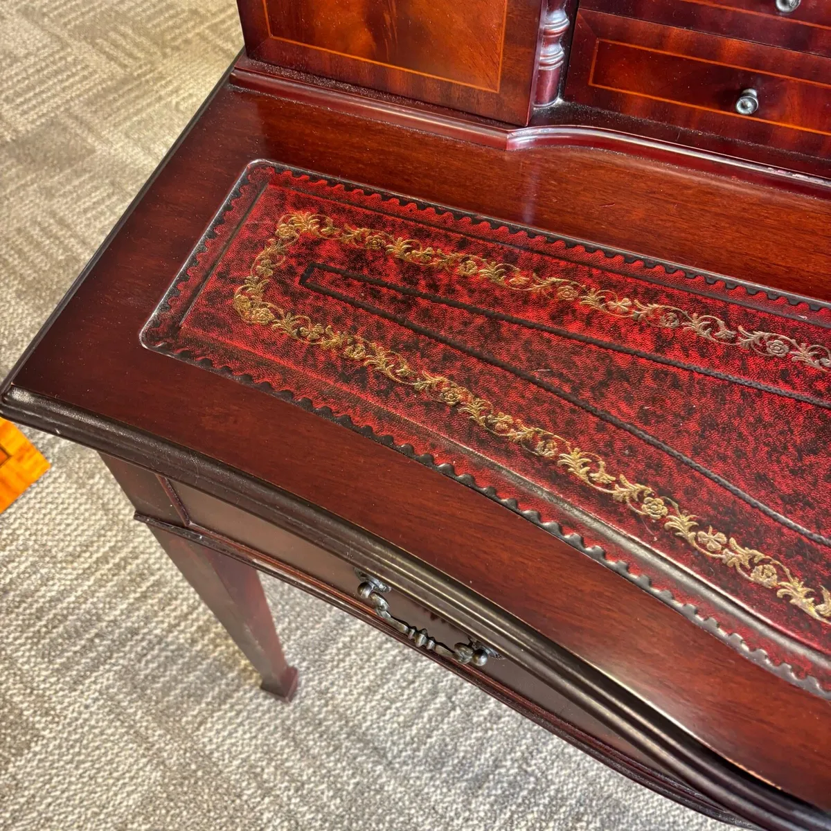 Beautiful mahogany ladies writing desk. Red leathe - Image 4