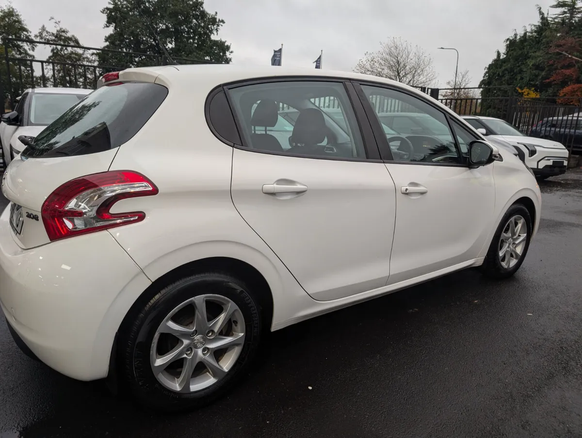Peugeot 208 1.0 Petrol 2015 - Image 3