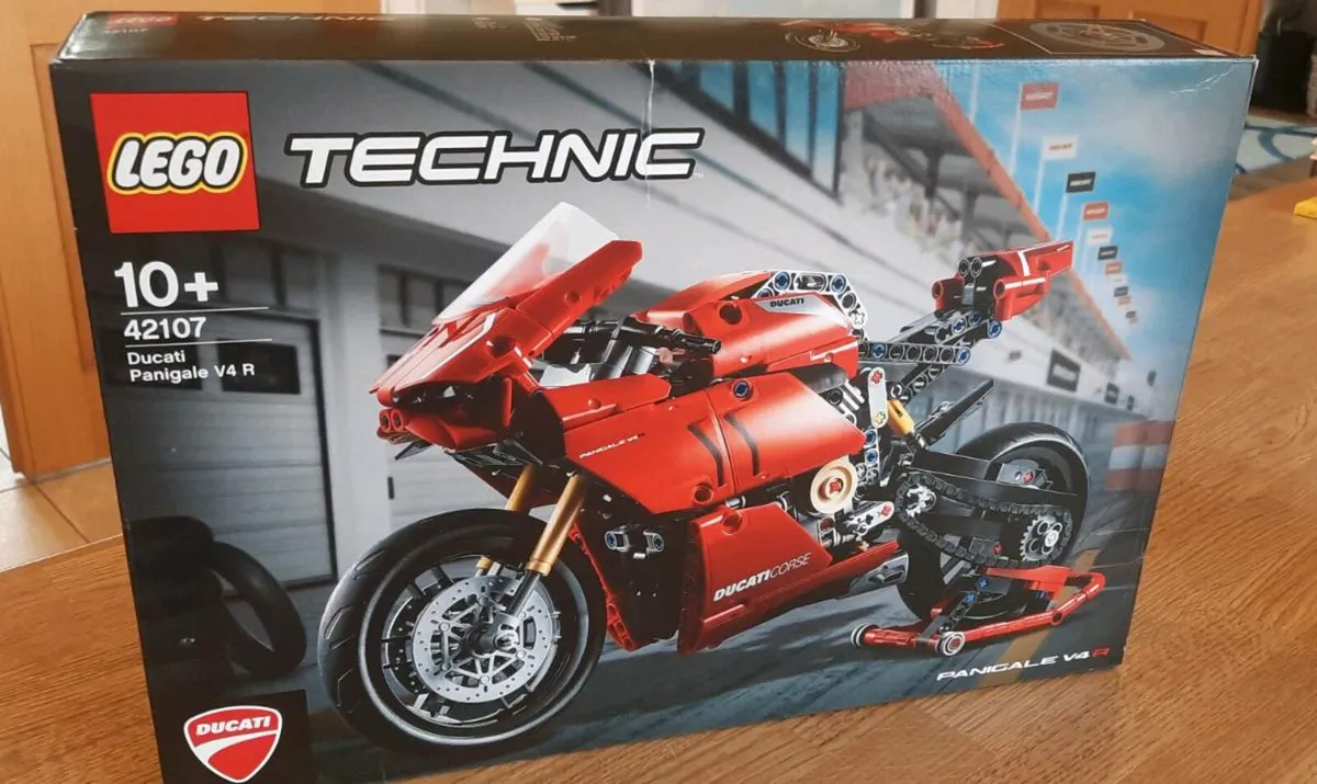 Lego technic Ducati panigal V4 R 42107 - Image 1