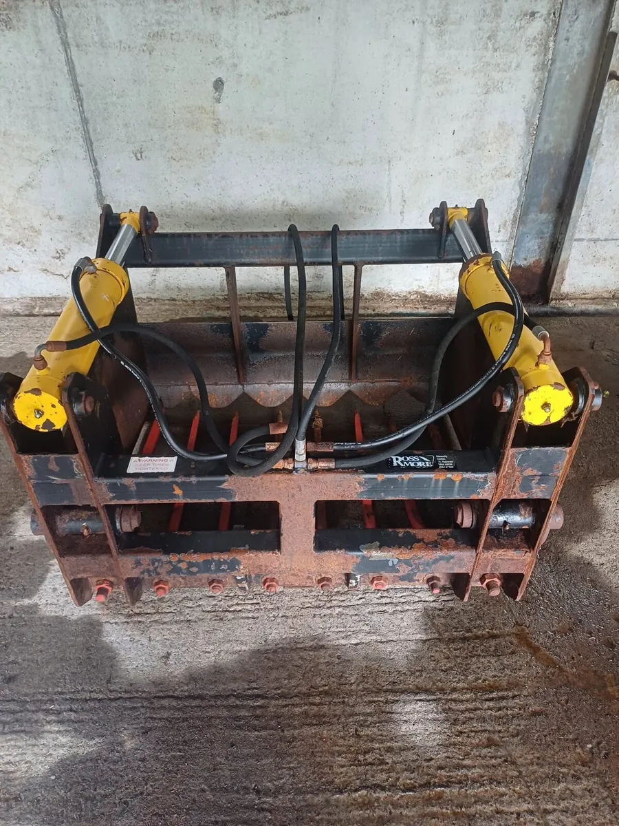 Two silage grabs - Image 2