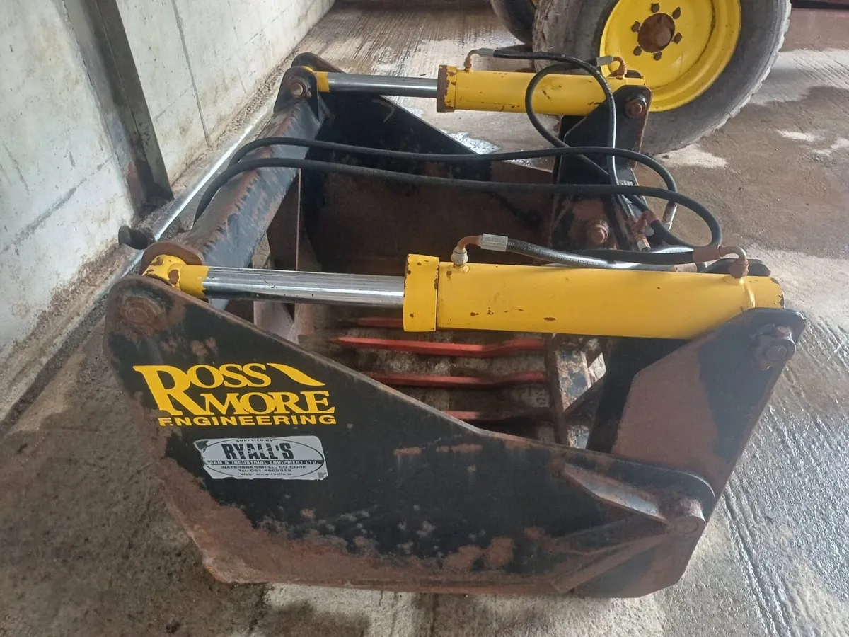 Two silage grabs - Image 3