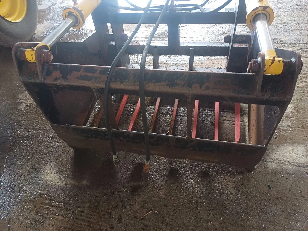 Two silage grabs - Image 4