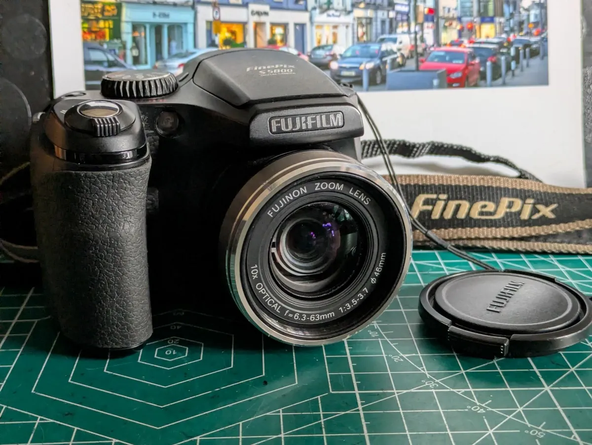 Fujifilm S5800 8MP SuperCCD🌈 digital camera - Image 1