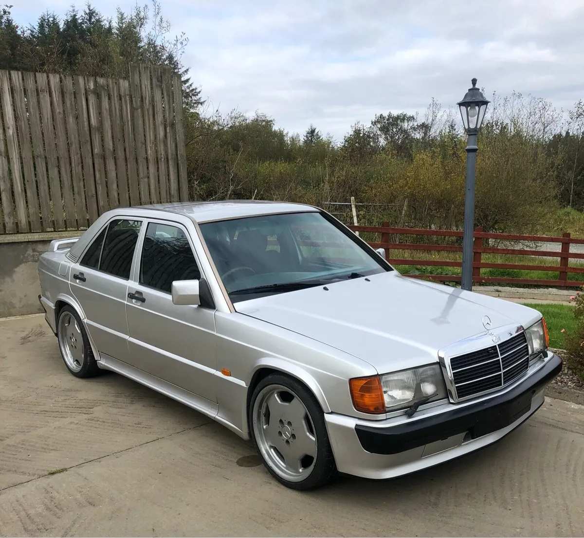 Mercedes 190 2.5d - Image 1