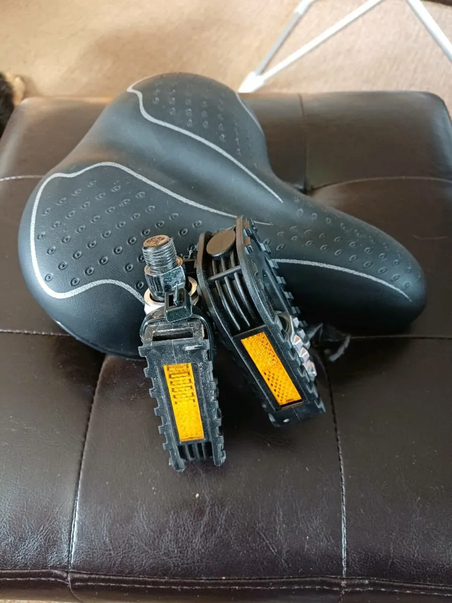 Bicycle saddle & pedals - Image 2