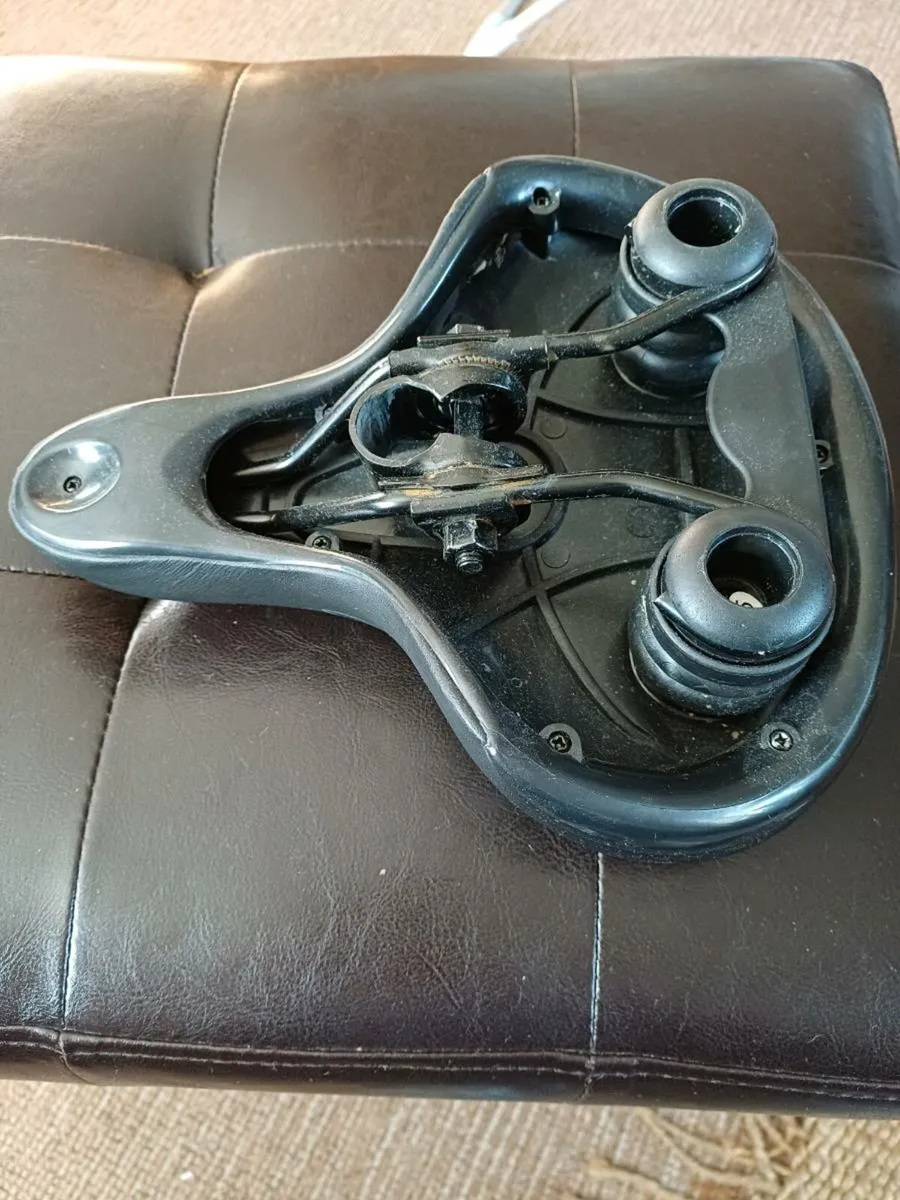 Bicycle saddle & pedals - Image 4