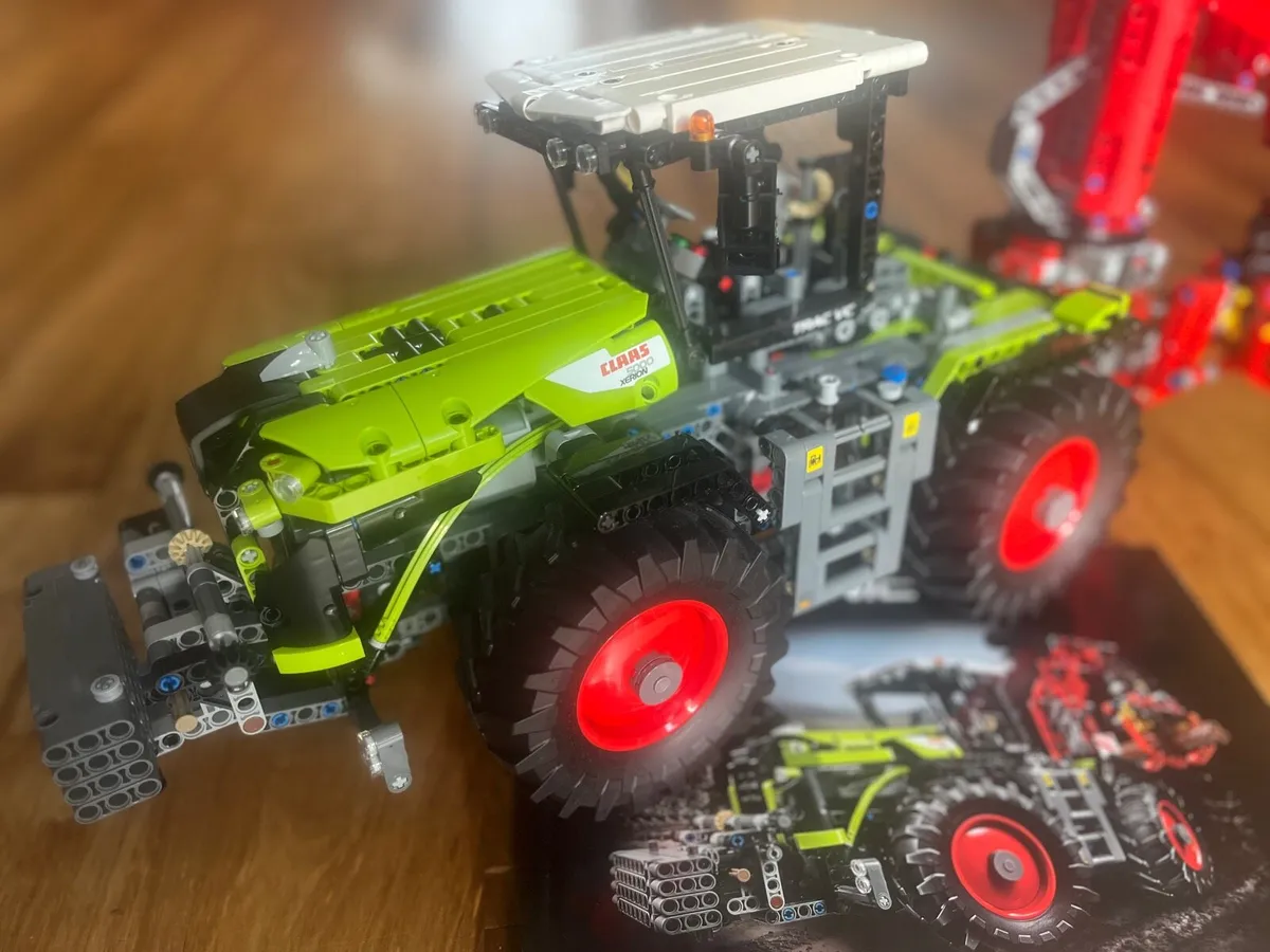 LEGO 42054 Technic CLAAS Xerion 5000 Tractor - Image 1