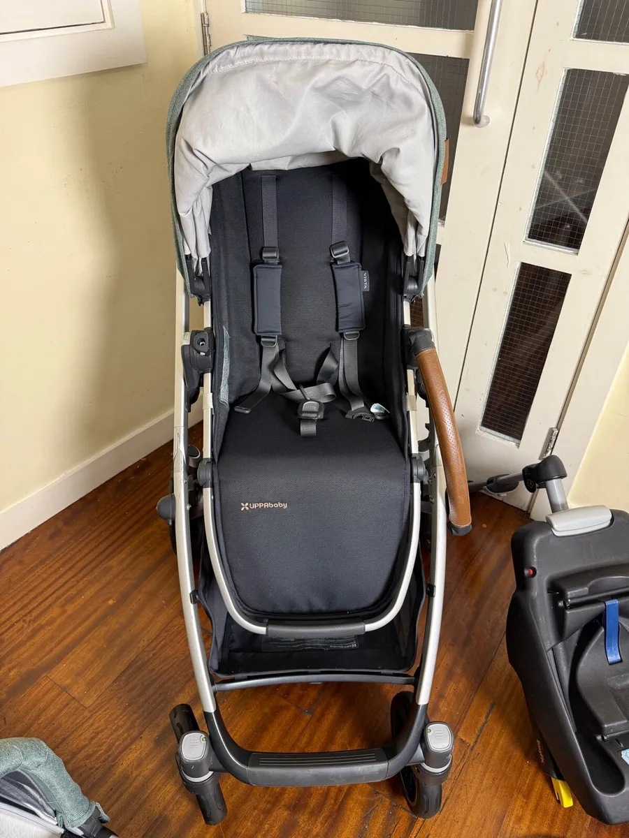 New condition Uppababy Vista V2 with car seat - Image 3