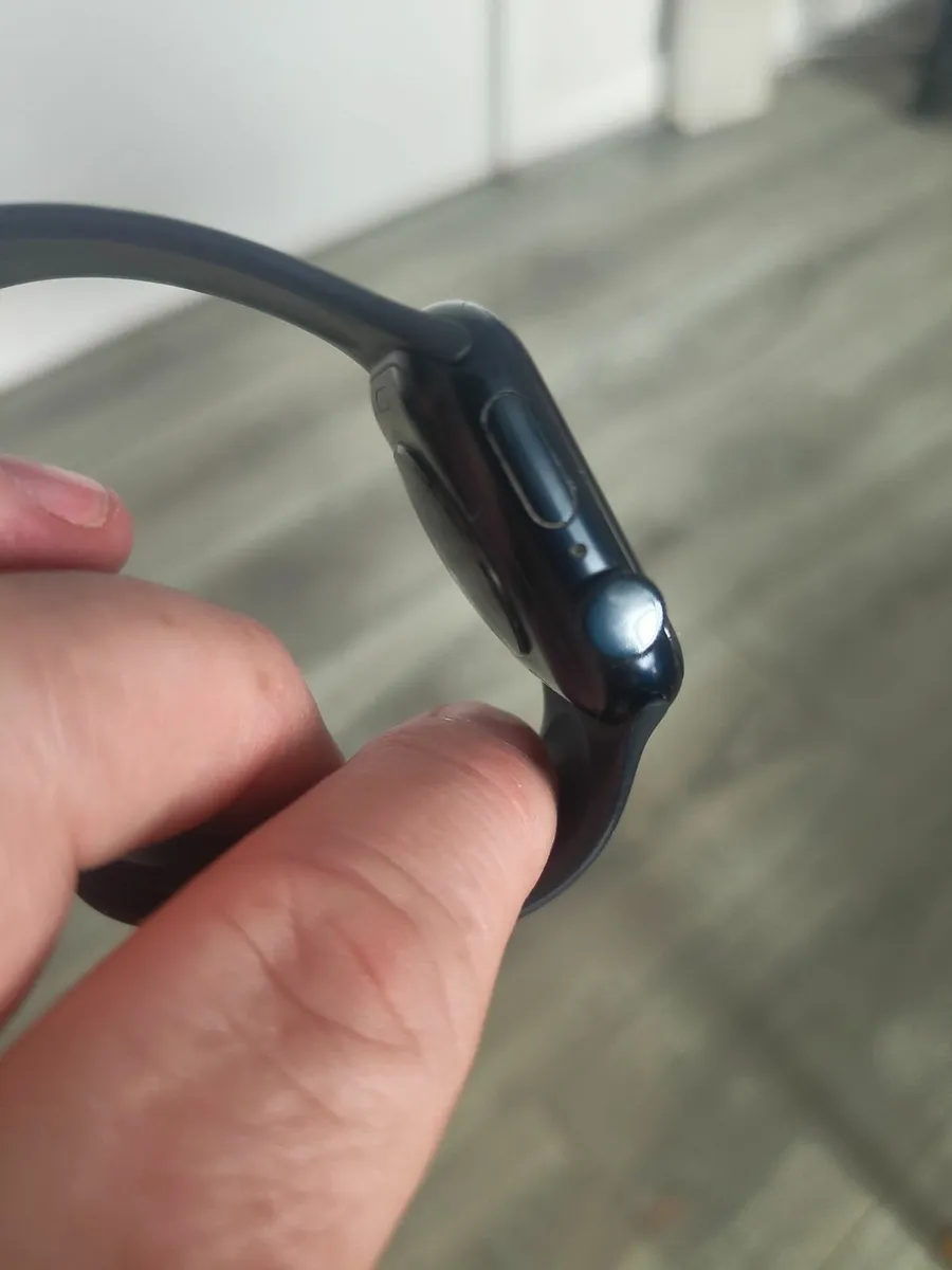 Genuine Apple watch SE GPS 40mm  2 gen - Image 2