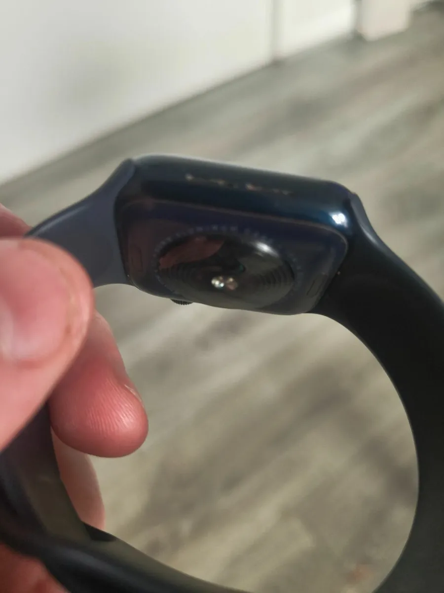 Genuine Apple watch SE GPS 40mm  2 gen - Image 3