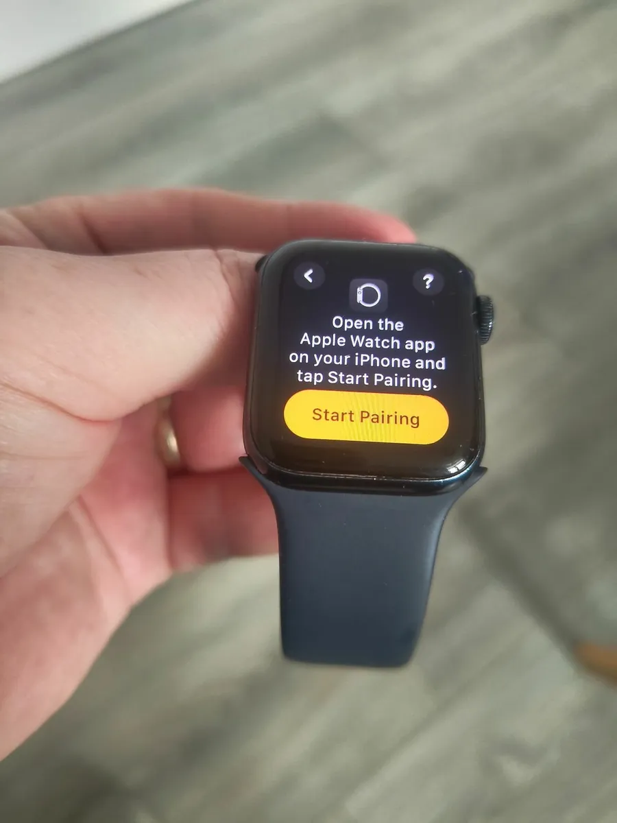 Genuine Apple watch SE GPS 40mm  2 gen - Image 1