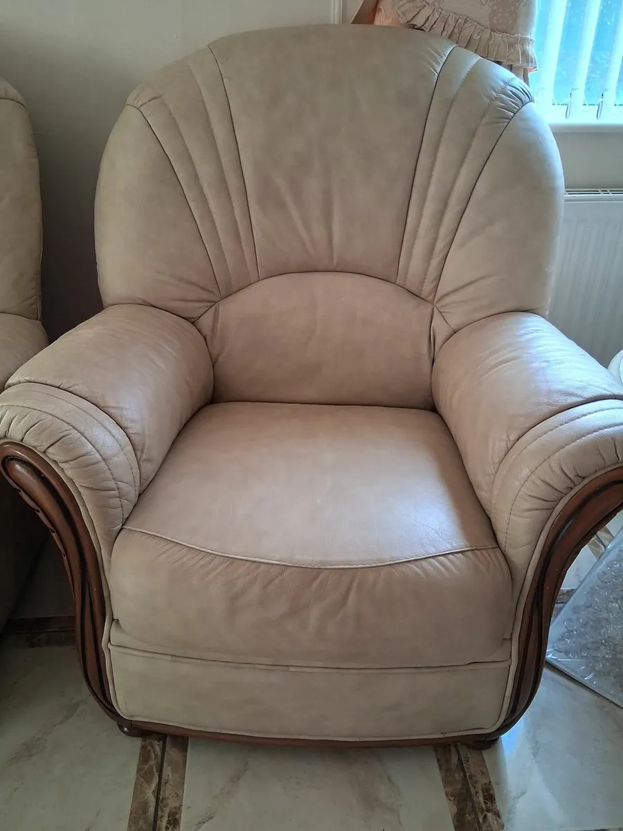 3/1/1 Queen ann sofa - Image 2