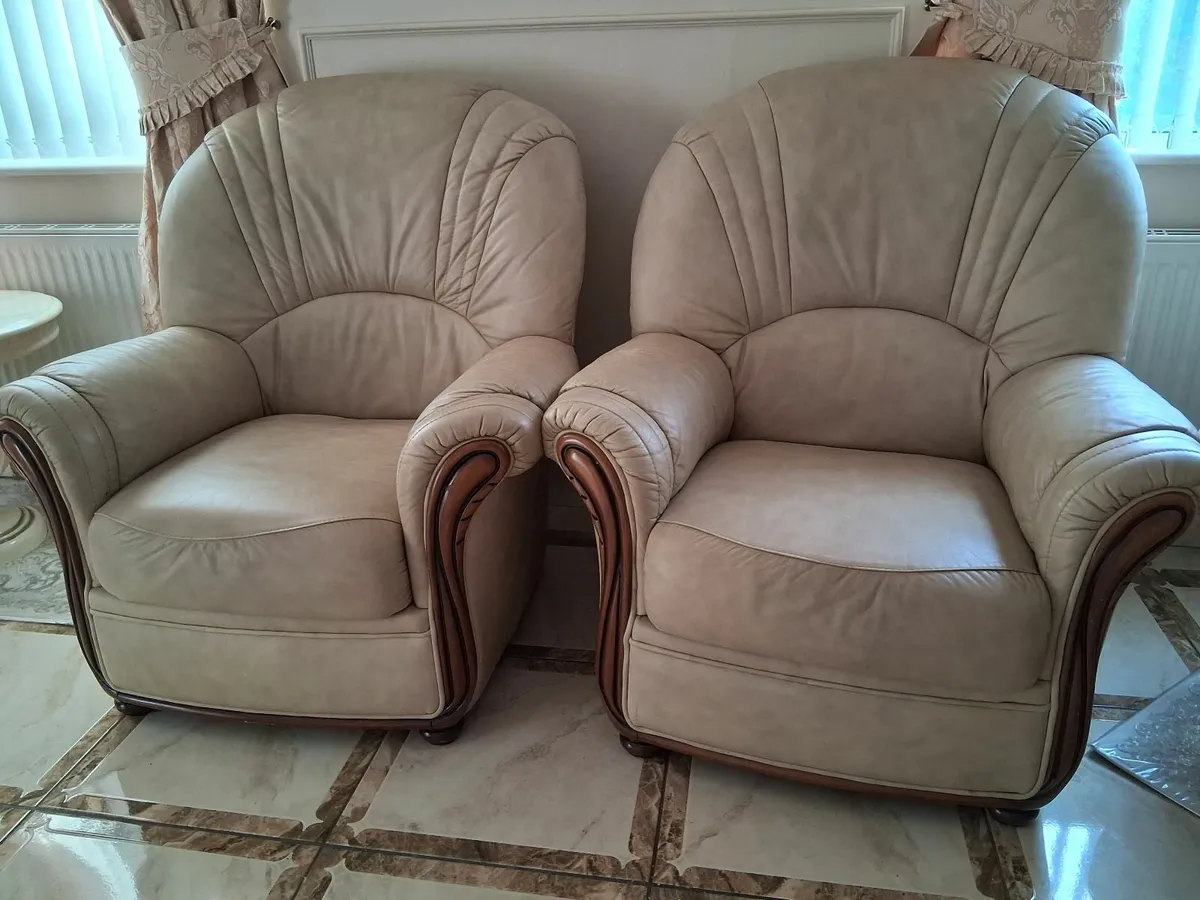 3/1/1 Queen ann sofa - Image 3