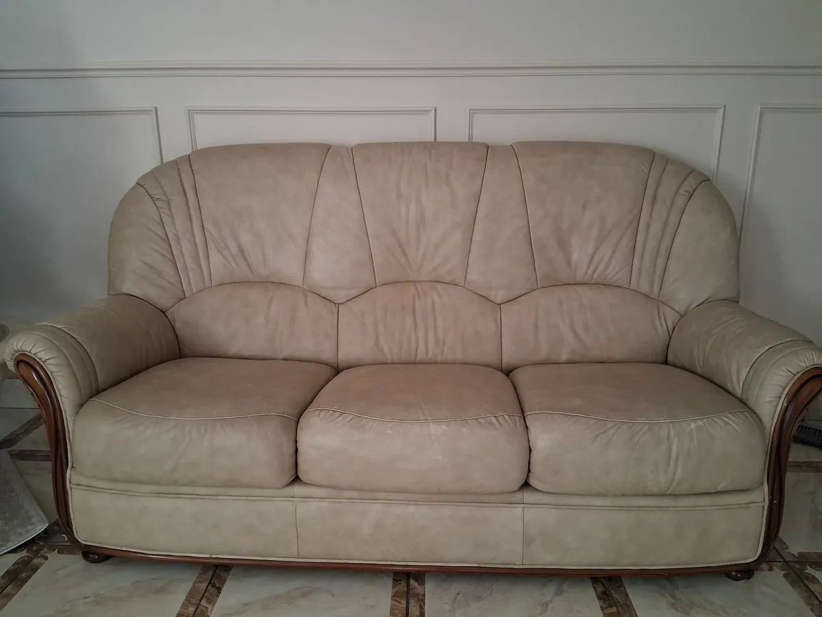 3/1/1 Queen ann sofa - Image 1