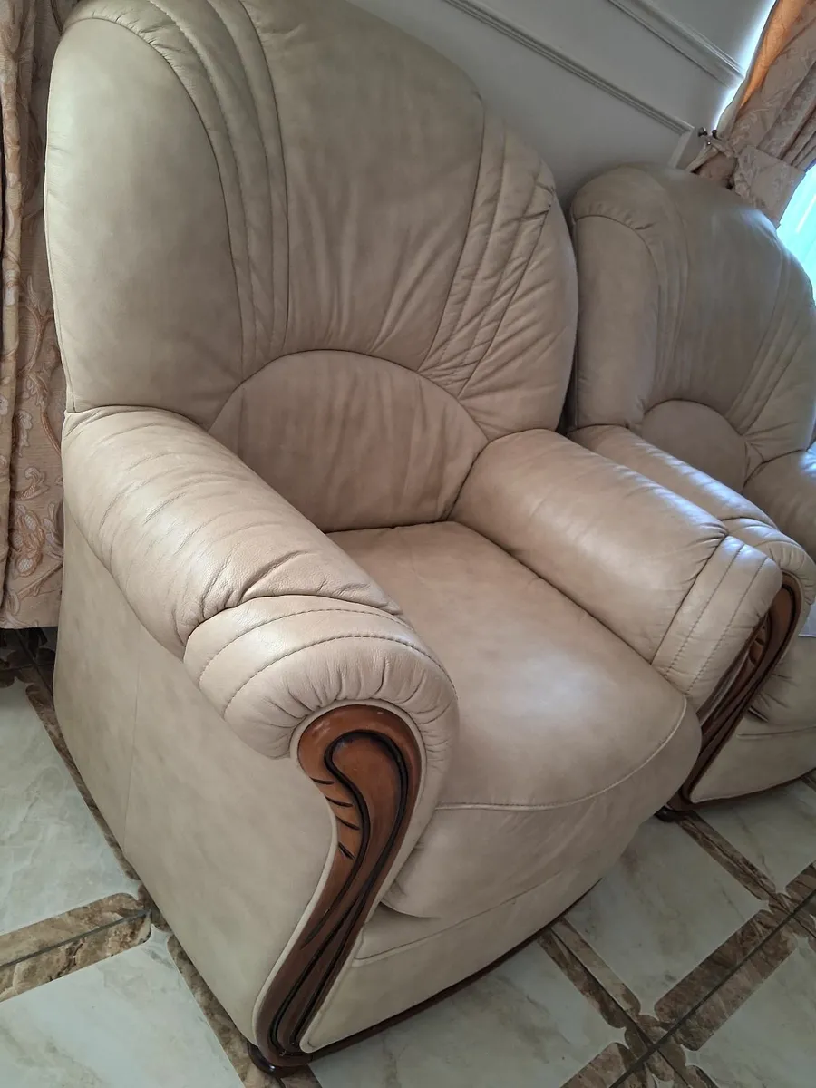 3/1/1 Queen ann sofa - Image 4