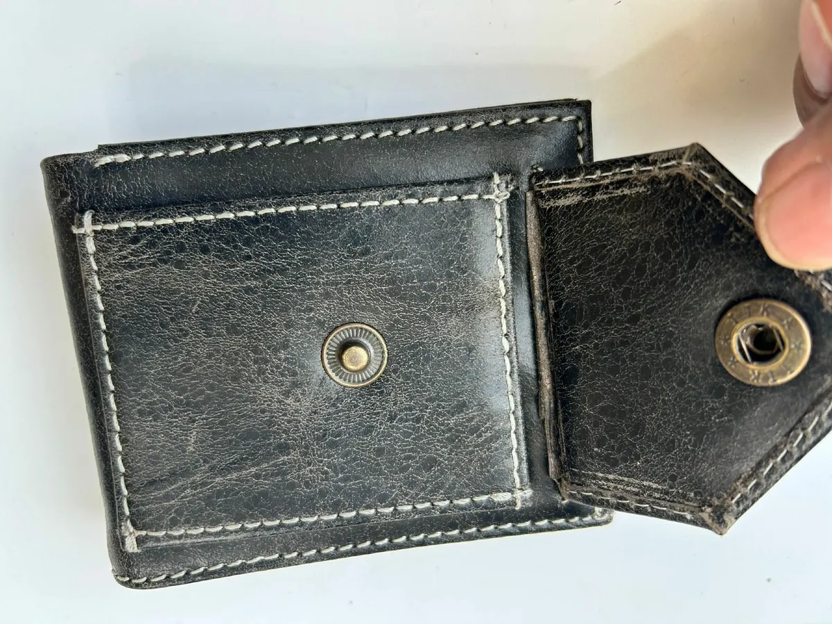 Leather RFID blocking wallet with coins pocket - Image 2